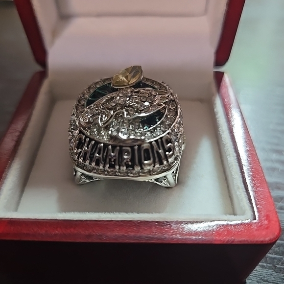 Eagles Championship ring rep. - Picture 10 of 16